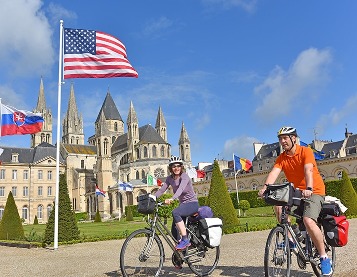 Couple à vélo à Caen dans le Calvados